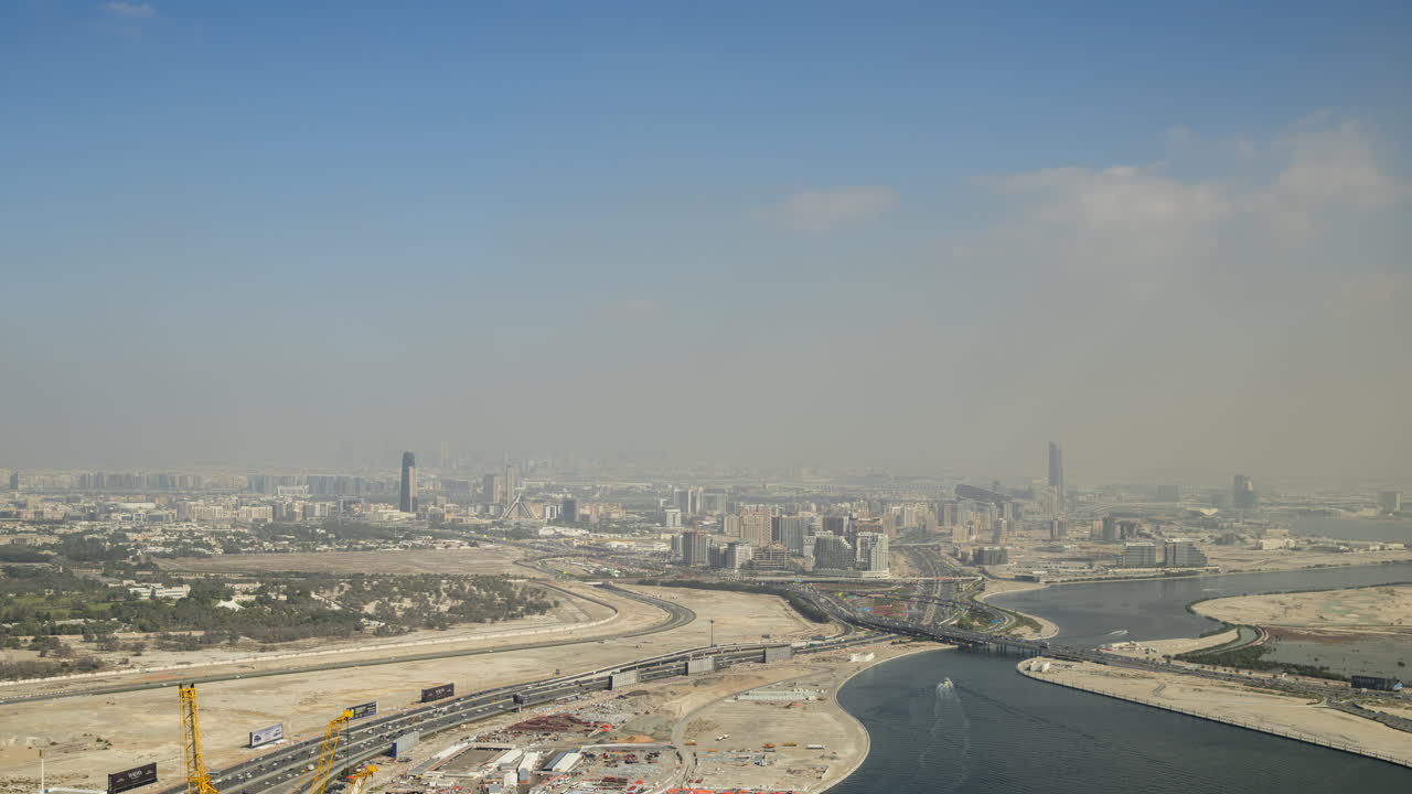 Vista aerea diurna velata della città e delle infrastrutture di Dubai.