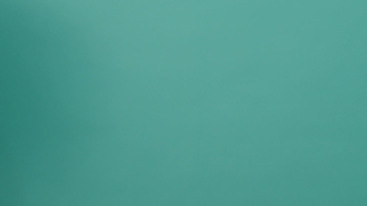 clapperboard golpeando. pizarra de película de película. cerrar la mano aplaudiendo pizarra de filmación vacía en fondo de color pantalla azul o verde. dentro y fuera de pizarra de películas cortando para producción de video. filmación o rodaje de películas.