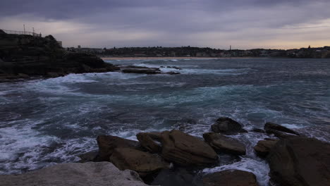 Olas-Rompiendo-En-Las-Rocas-Cielo-Tormentoso-Espuma-Blanca