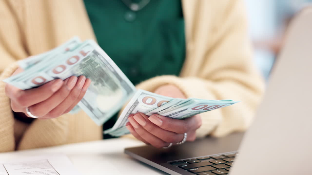 mujer, contando dinero y manos en el trabajo