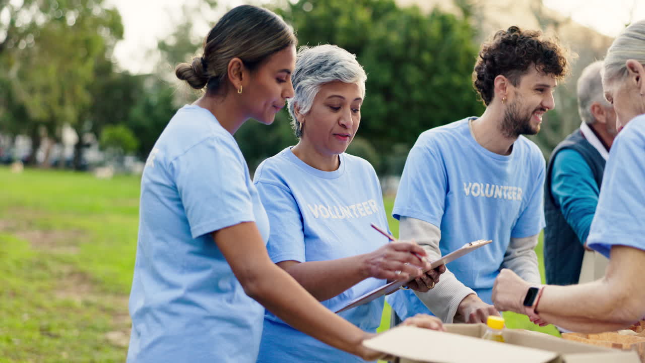 grupo de voluntários a trabalhar juntos num parque