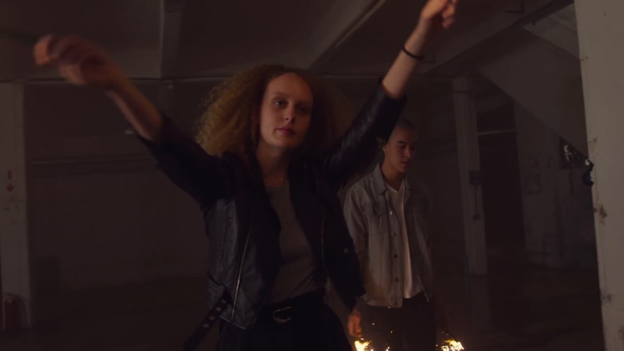 joven de moda y mujer en un almacén abandonado