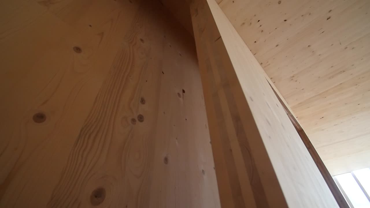 有攝影機移動的施工場地的條紋板木牆的細節