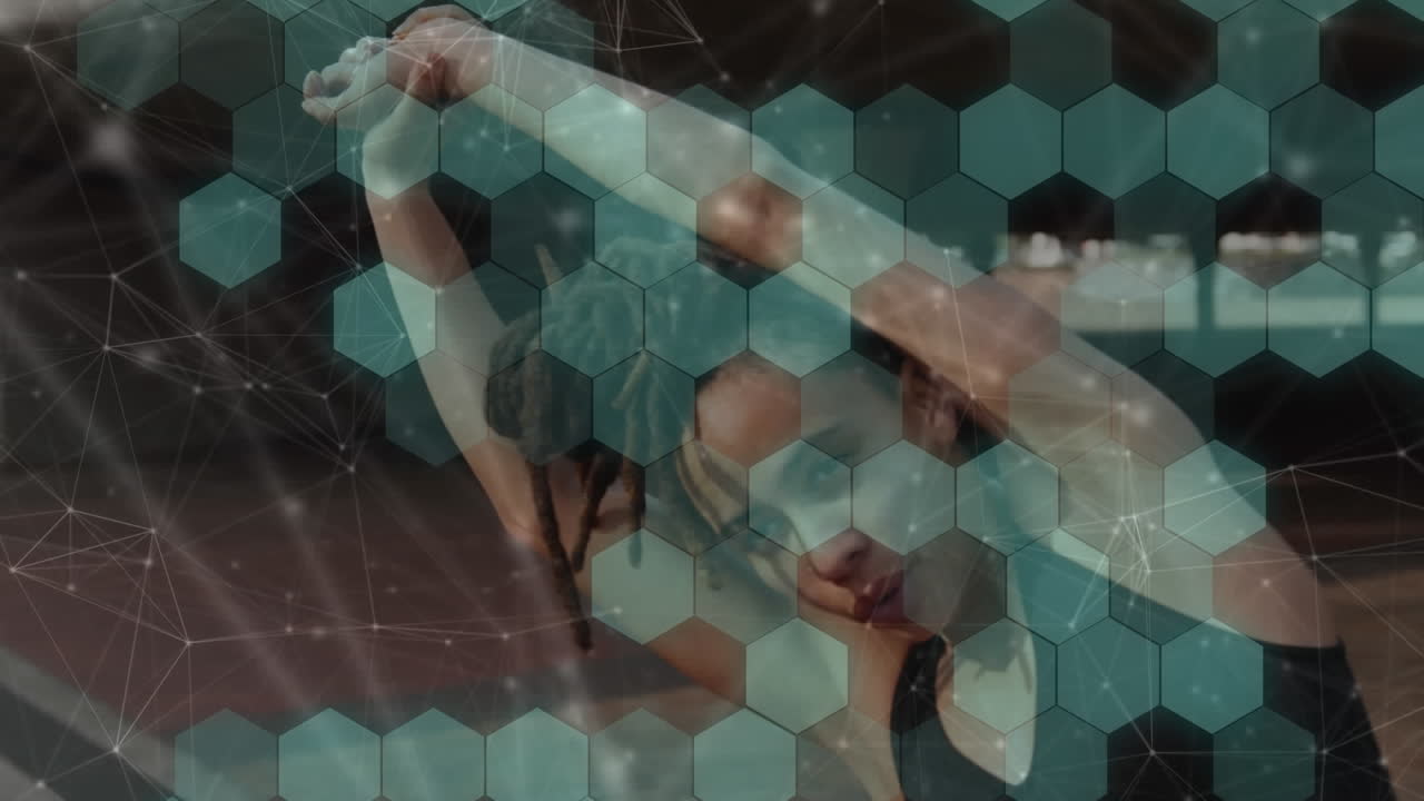 연결과 모양의 네트워크의 애니메이션 두 인종의 여성이 는