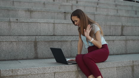 Mujer-De-Negocios-Segura-Haciendo-Videollamadas-De-Conferencia-En-Una-Computadora-Portátil