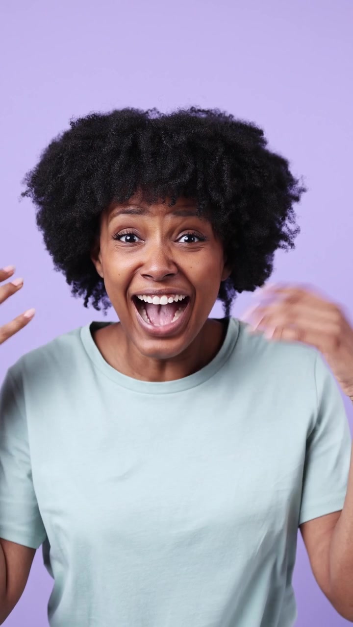 Wanita Muda Afrika-Amerika Mengekspresikan Keterkejutan dan Kegembiraan