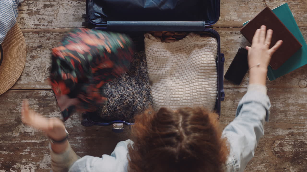 vista superior mujer de viaje empacando la maleta preparándose llegada al destino