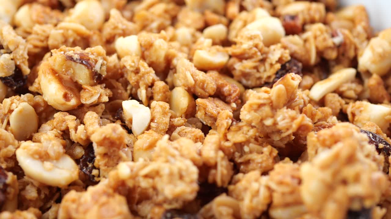 견과류와 사탕수수와 함께 그라놀라의 클로즈업