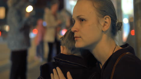 madre consolando a un niño en la calle