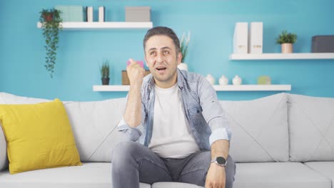 un hombre pensante se le ocurre una gran idea.