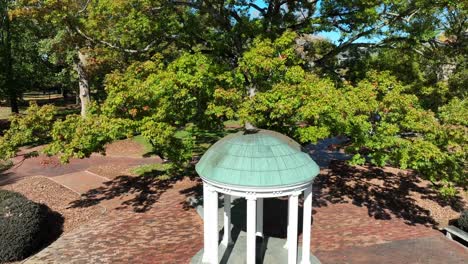 Famous-Old-Well,-a-historical-landmark-inside-University-of-North-Carolina-Chapel-Hill-campus