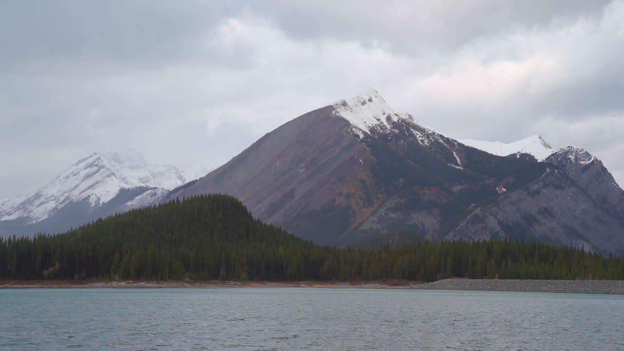 montaña en la distancia con un cuerpo de agua lago