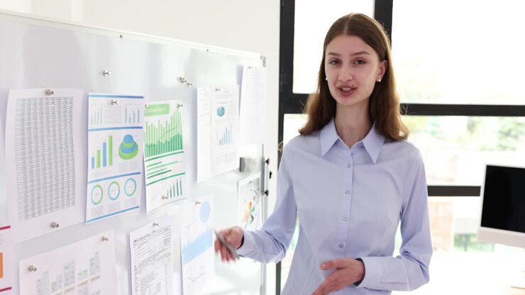 Empresaria presentando un informe financiero con gráficos y diagramas