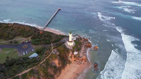 Kreisende-Drohnenaufnahmen-Des-Leuchtturms-Am-Punkt-Lonsdale,-Victoria,-Australien