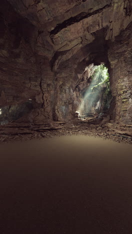 un rayo de sol iluminando la entrada de una cueva