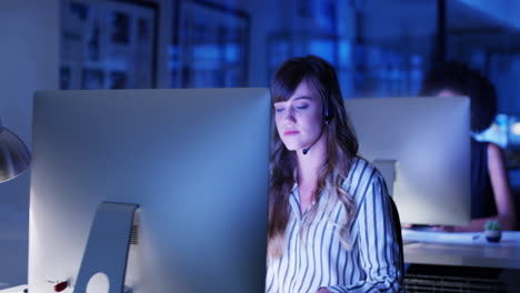 Un-Equipo-De-Hombres-Y-Mujeres-Jóvenes-Trabajando-Hasta-Tarde