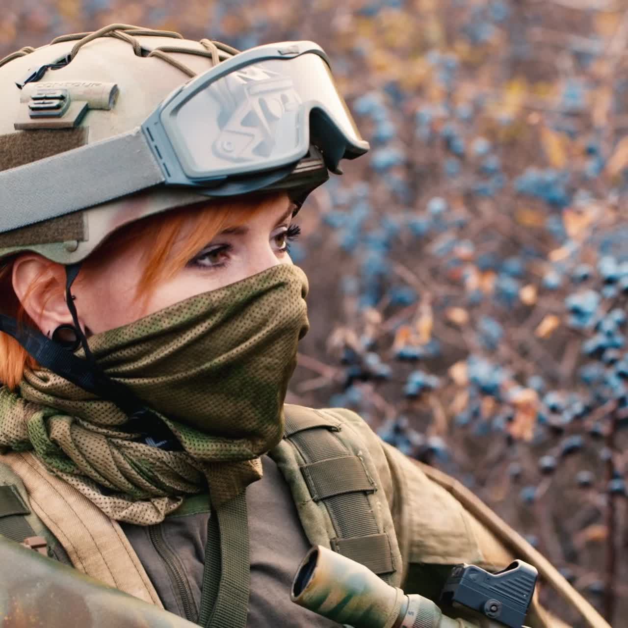 Una mujer camuflada apunta con un rifle 1