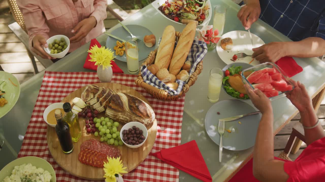 아프리카계 미국인 가족 이 함께 정원에서 시간을 보내고 있습니다.