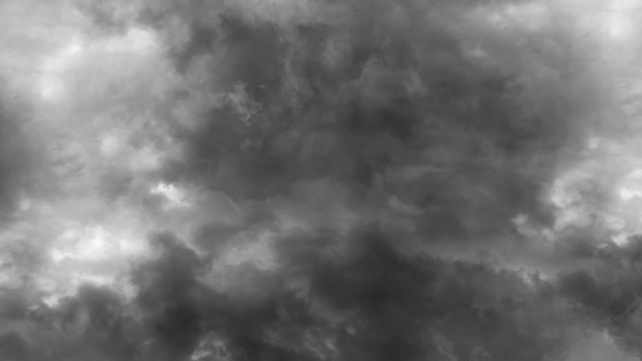 천둥과 어두운 구름의 대기