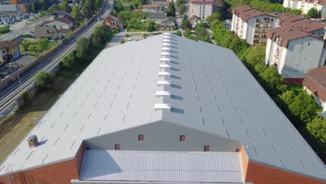 gran salón hecho de ladrillos de arcilla roja con techo de paneles de aislamiento gris