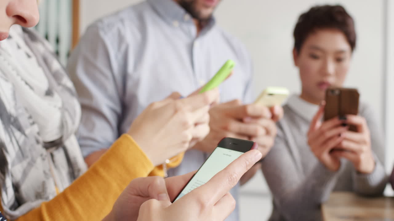 grupo diverso de personas de negocios que utilizan teléfonos inteligentes con pantalla táctil dispositivo digital para acceder a la computación en la nube aplicación de redes sociales para el intercambio de datos conectados