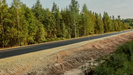 construcción de una carretera de hormigón sobre una carretera de tierra en un lapso de tiempo forestal