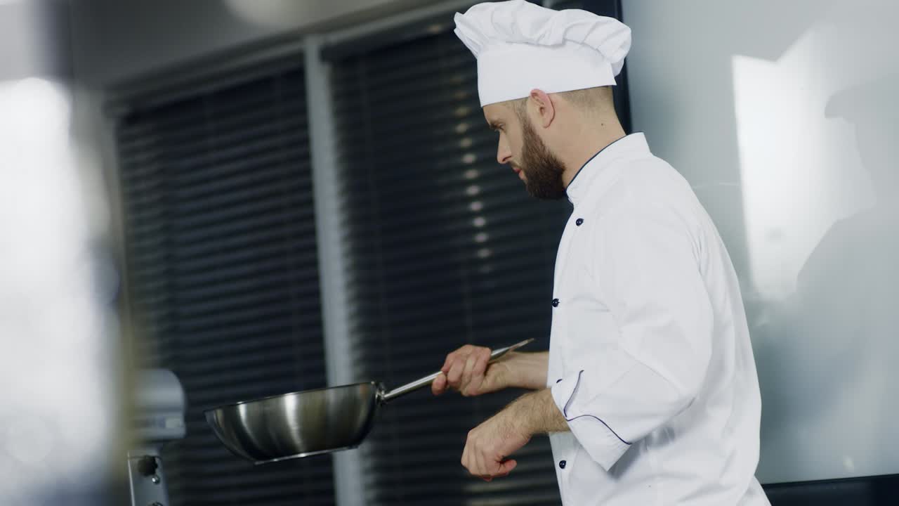 chef cocinando en wok en un restaurante de cocina. hombre chef preparando comida asiática en sartén