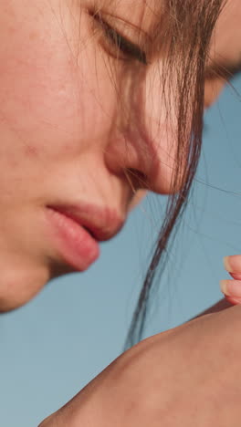 primer plano de una chica con un abrigo marrón, con la cabeza apoyada en su mano. su expresión es profundamente infeliz, reflejando una sensación de tristeza y contemplación