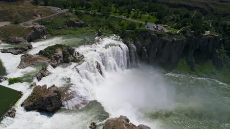 Eine-4K-Drohnenaufnahme-Von-Shoshone-Falls,-Einem-Tosenden-Wasserfall,-Der-Oft-Regenbögen-Reflektiert,-Am-Snake-River-Gelegen,-Nur-3-Meilen-Von-Perrine-Bridge-Und-Twin-Falls-Entfernt,-Idaho