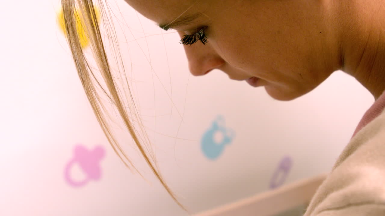 мать измеряет температуру своего ребенка