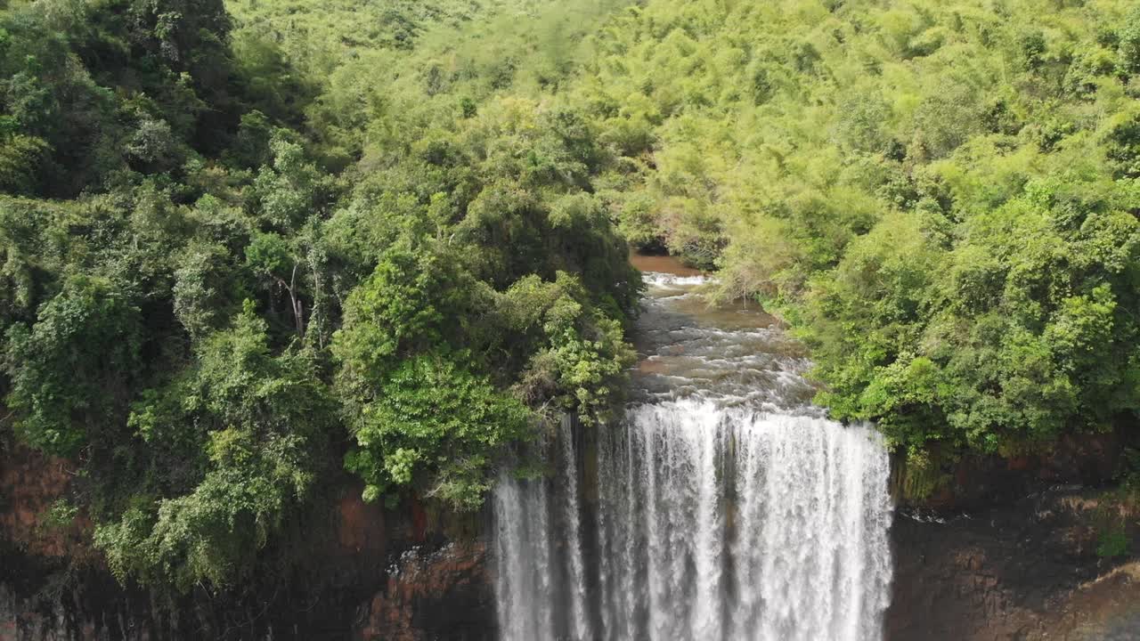 cascada tad tayicsua en laos, drone aéreo que revela la vista de la popular atracción turística cerca de la meseta de bolaven