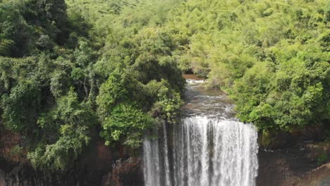 Cascada-Tad-Tayicsua-En-Laos,-Drone-Aéreo-Que-Revela-La-Vista-De-La-Popular-Atracción-Turística-Cerca-De-La-Meseta-De-Bolaven