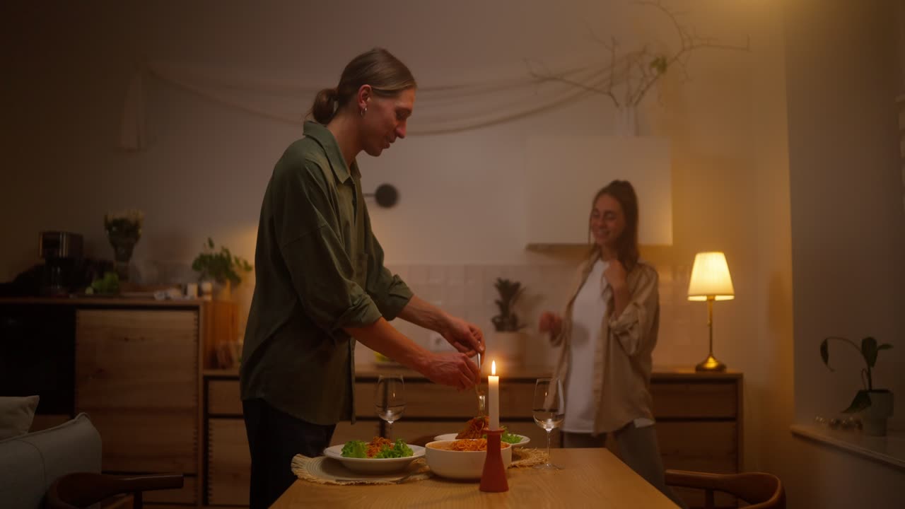 집 에서 만적 인 저녁 식사를 즐기는 부부