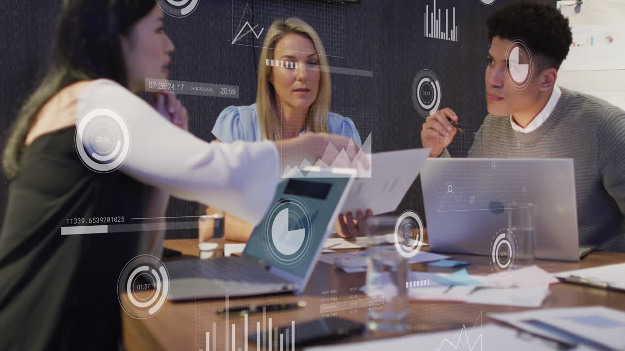Animazione di elaborazione dati su colleghi diversi che discutono un documento in ufficio