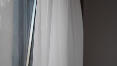 cortina blanca en una ventana