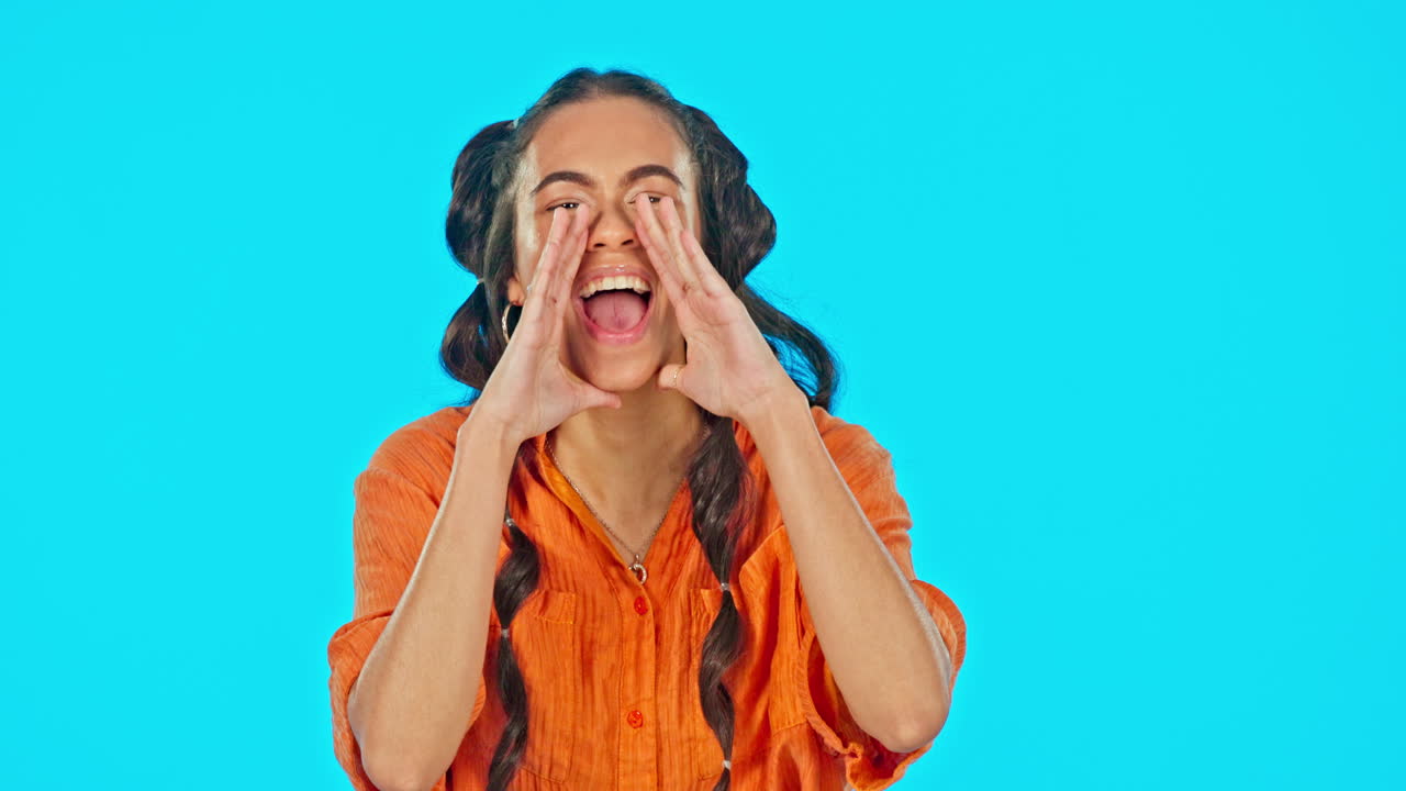 cara, maqueta y mujer gritando