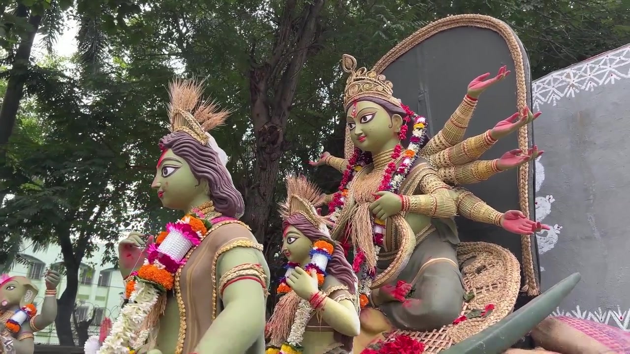 Il profilo sinistro degli idoli di Maa Durga, Laxmi e Saraswati, che evidenzia i loro dettagli intricati e la loro bellezza.
