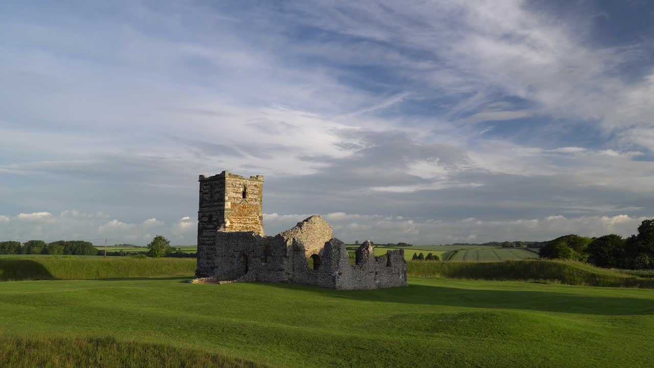 iglesia de knowlton, dorset, inglaterra. cacerola lenta, luz de la mañana