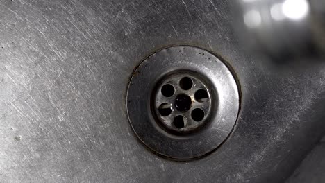 gotas de agua goteando de un grifo en un fregadero de la cocina, bucle de fondo cinematográfico