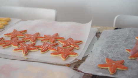 Imágenes-De-Una-Mujer-Caucásica-Haciendo-Galletas-De-Estrellas-De-Mar