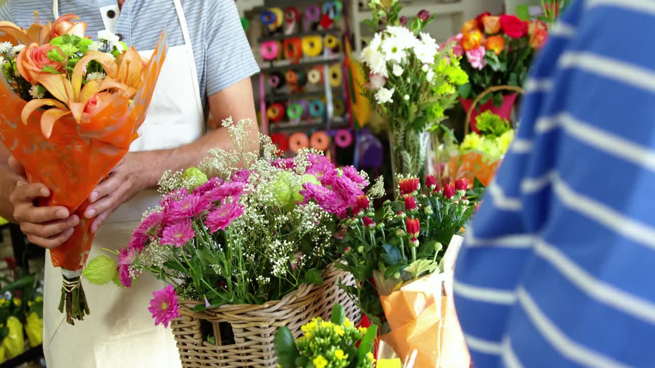 florista dando un ramo de flores al cliente