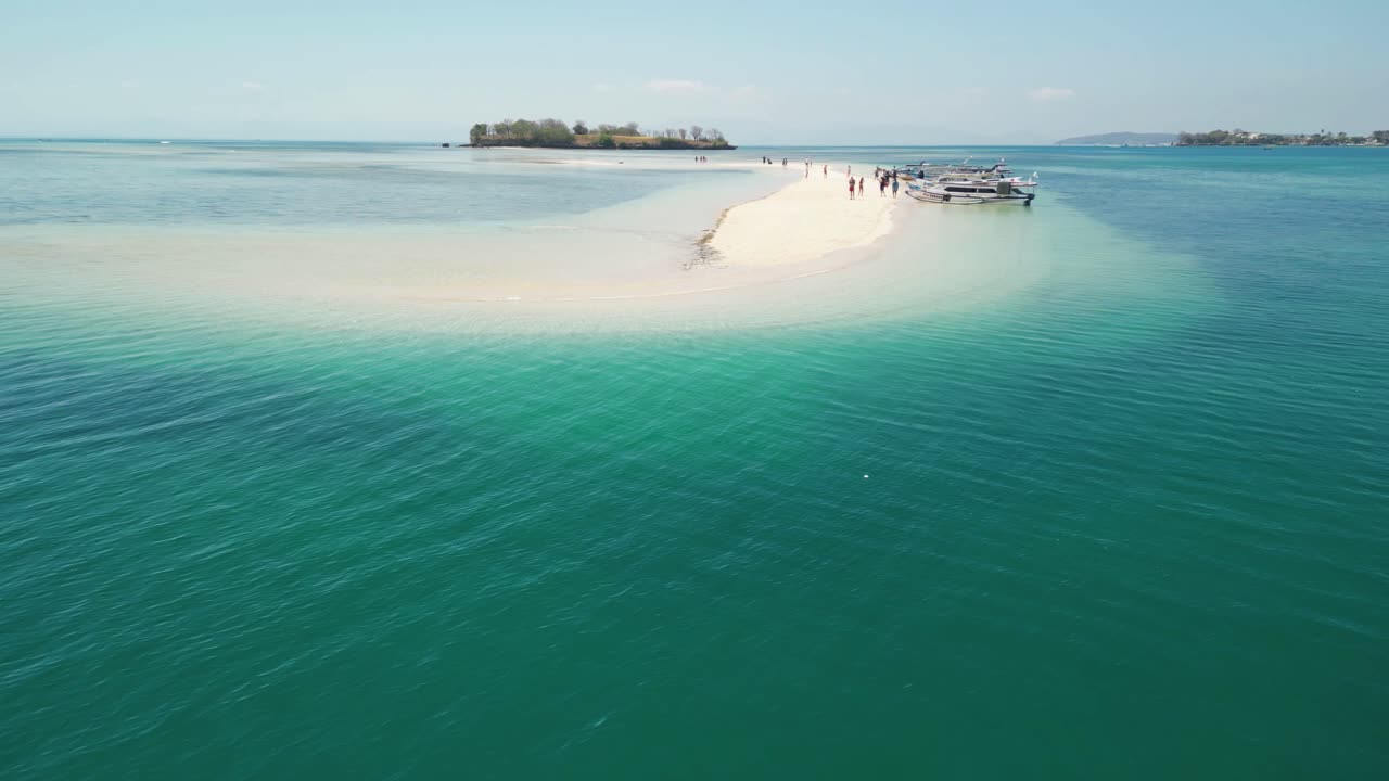 인도네시아 의 원시 섬 인 롬복 의 공중 사진, 다른 세상 의 아름다움 으로 여행자 들 을 사로잡는 숨은 보석