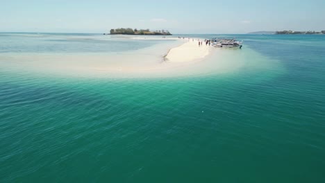 Vista-Aérea-De-La-Prístina-Isla-Indonesia-De-Lombok,-Una-Joya-Escondida-Que-Cautiva-A-Los-Viajeros-Con-Su-Belleza-Sobrenatural.