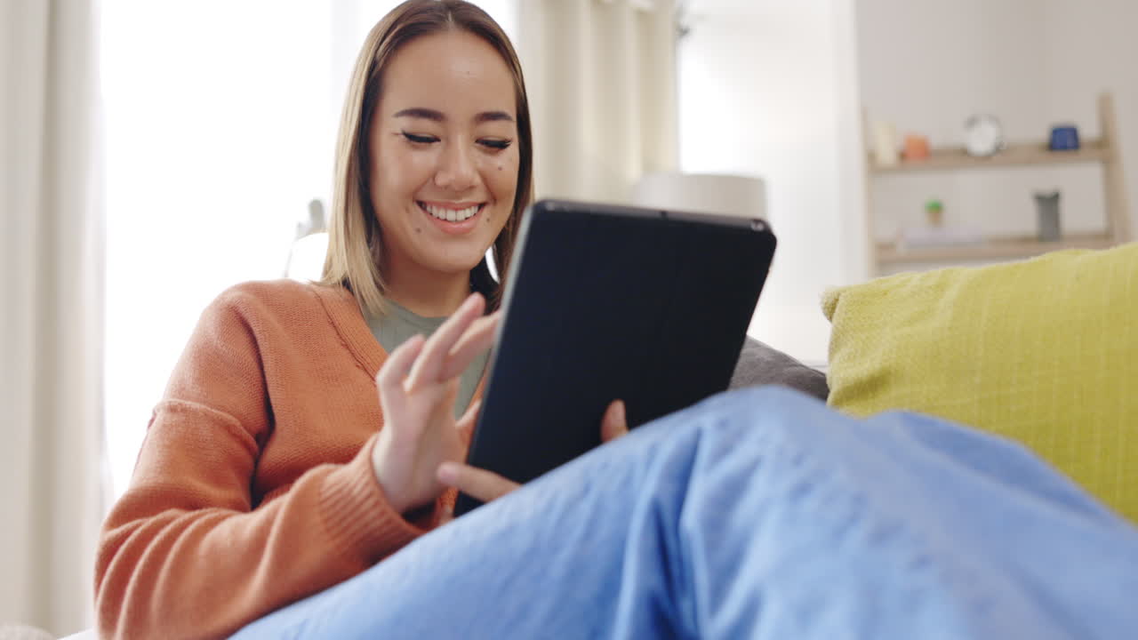 여성, 가정 및 태블릿 가정 소파에 인터넷