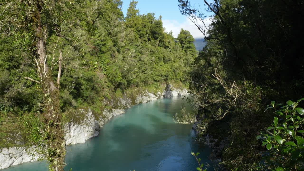 Scogliere di granito bianco e rigogliosa foresta pluviale presso la gola di Hokitika, vicino a Kokatahi, sulla costa occidentale della Nuova Zelanda. Ripresa dall'alto verso il basso
