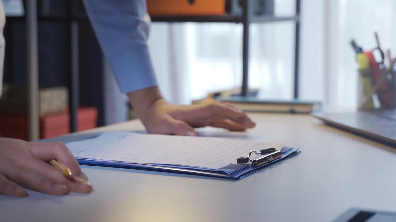 el hombre de negocios reflexivo mira el papel, piensa y lee.