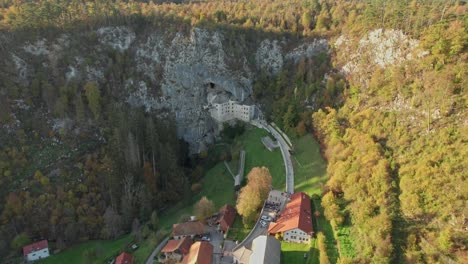 Luftaufnahme-In-Zeitlupe-Mit-Rutsche-Von-Rechts-Nach-Links-Auf-Der-Burg-Predjama-An-Einem-Sonnigen-Tag