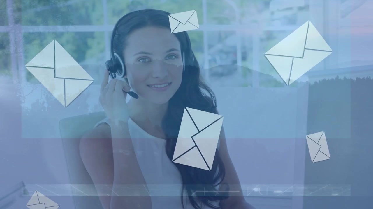 Animazione di elaborazione dati e icone a forma di busta su donna d'affari caucasica che usa un auricolare telefonico
