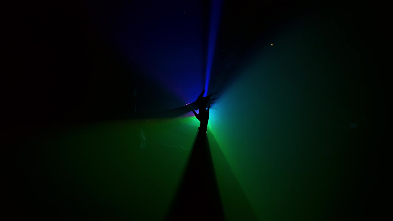 conexión simbólica de tres manos de diferentes personas en rayos multicolores de luz.