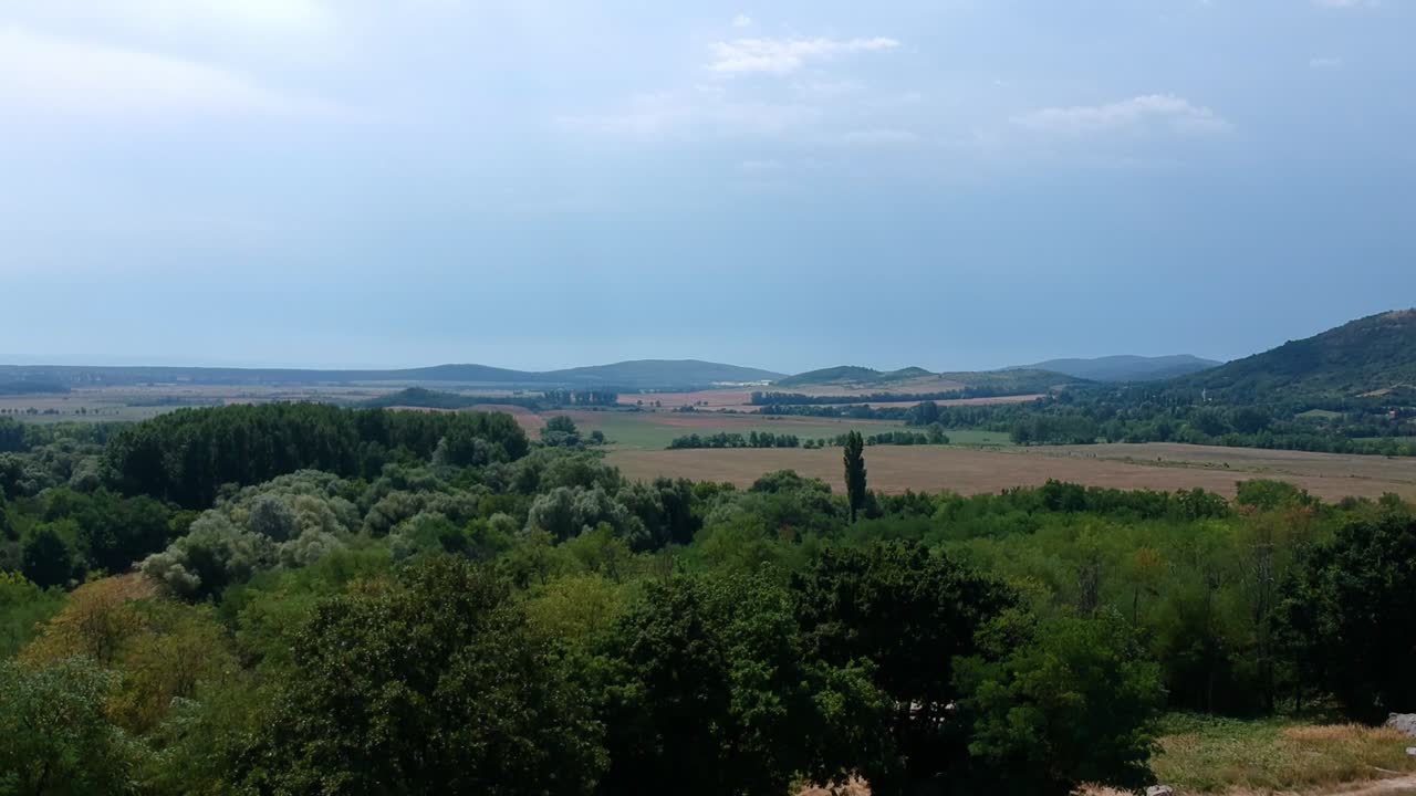 vista aérea ascendente de la cuenca káli - tierras altas de balaton, hungría